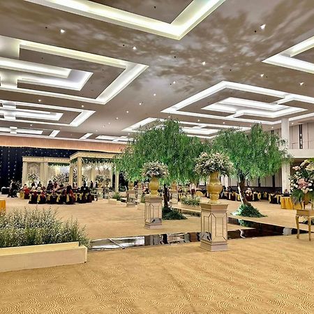 Hotel Santika Mega City Bekasi Eksteriør bilde