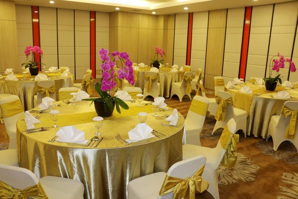 Hotel Santika Mega City Bekasi Eksteriør bilde
