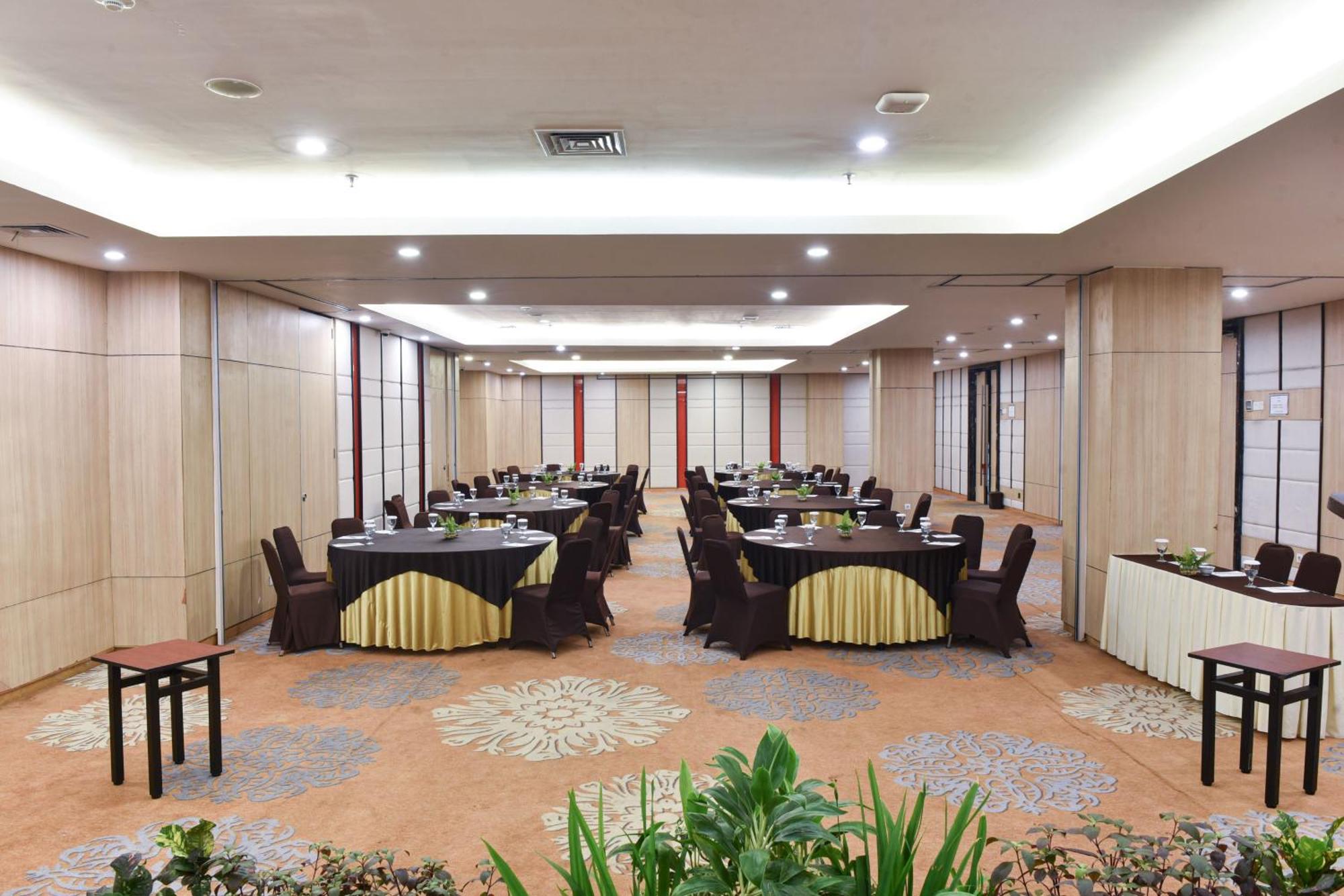 Hotel Santika Mega City Bekasi Eksteriør bilde