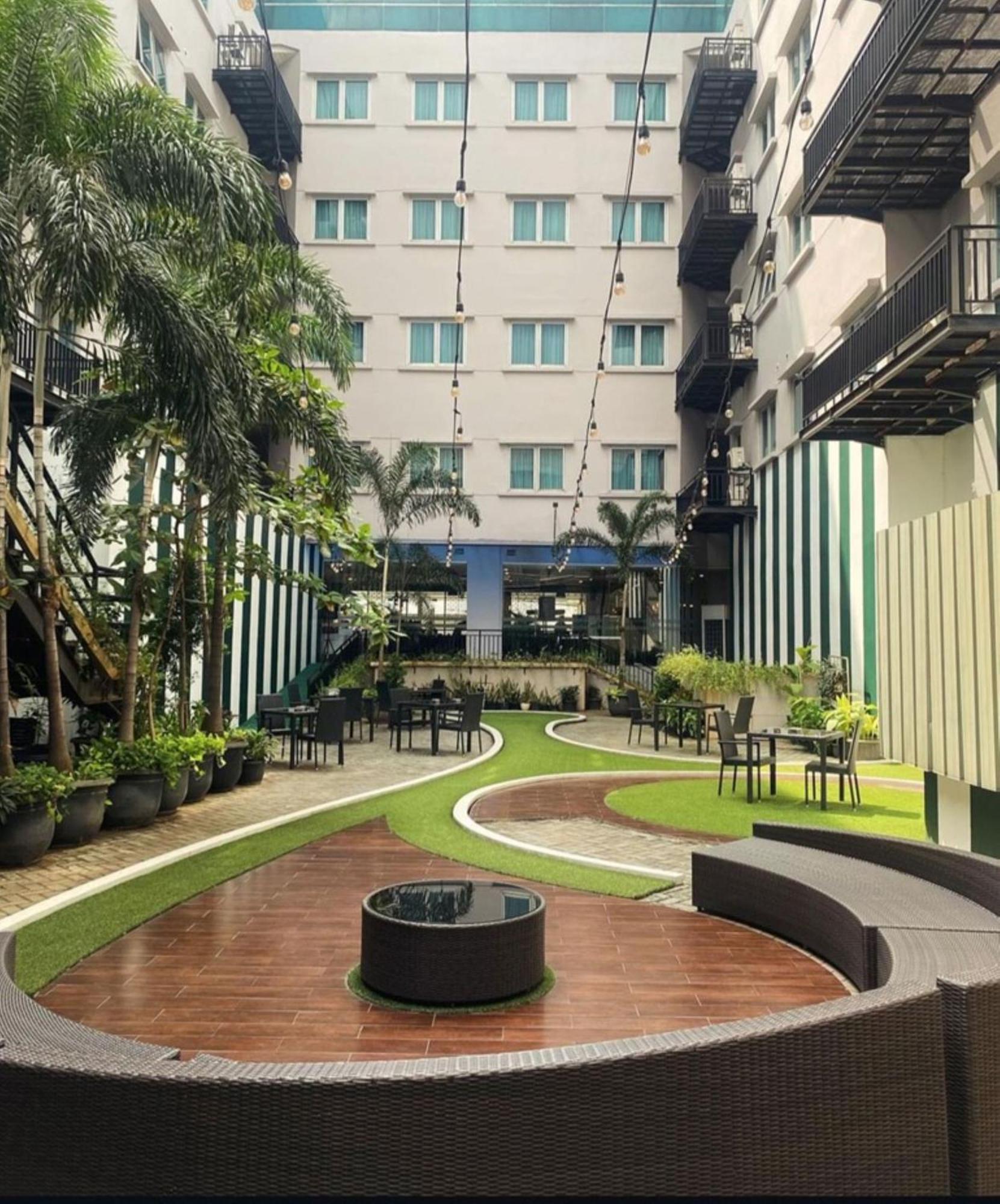Hotel Santika Mega City Bekasi Eksteriør bilde